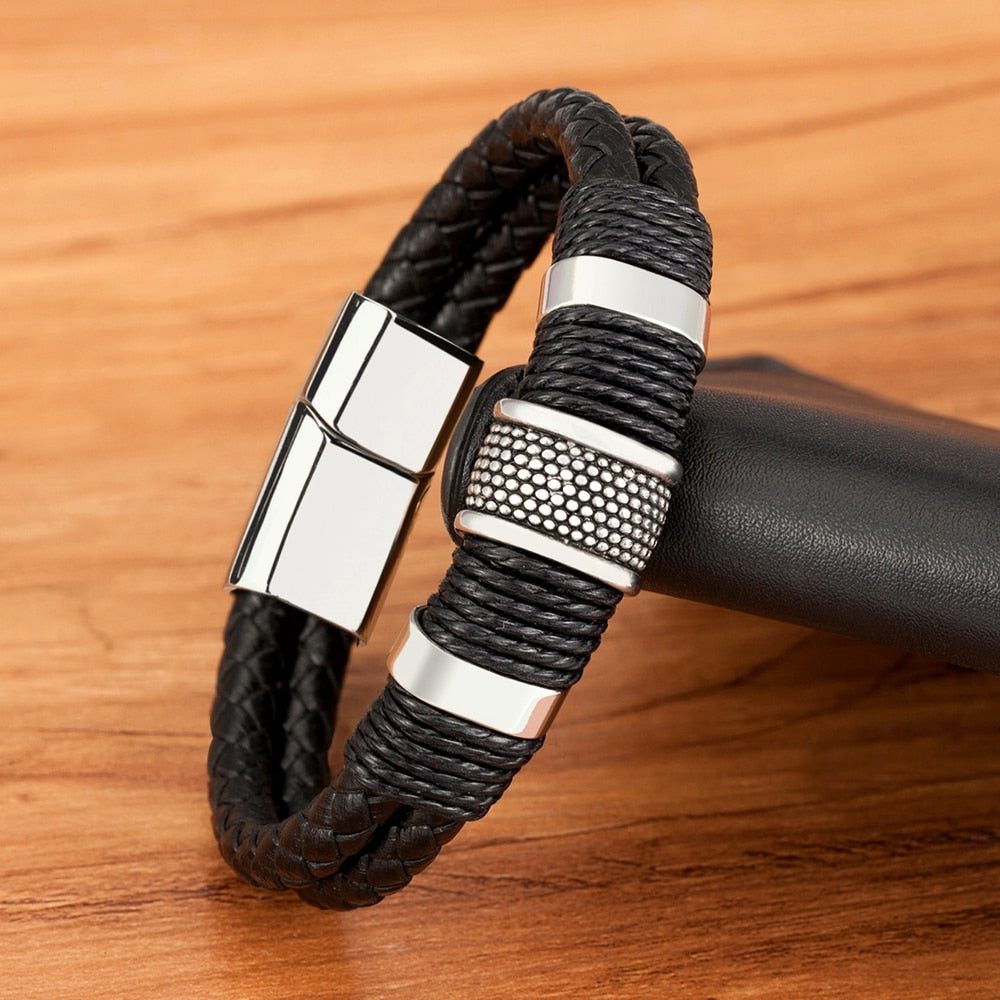 Elegante herenarmband van gevlochten leer en RVS, een perfect cadeau voor de moderne man.