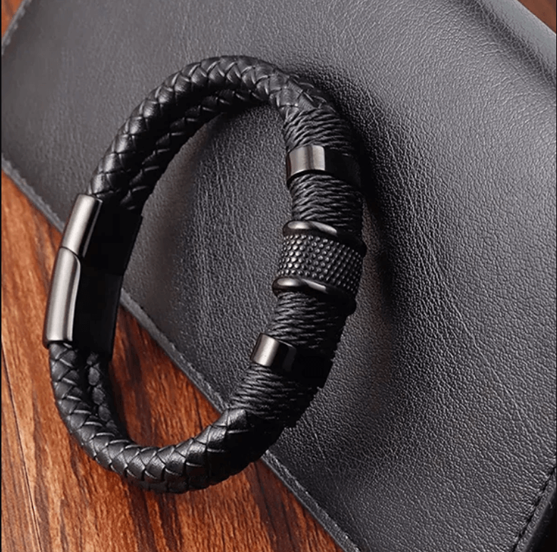 Handgemaakte look gevlochten leren herenarmband, duurzaam en comfortabel om te dragen.