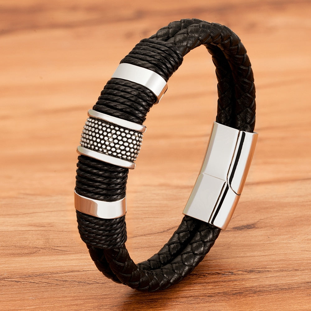 Zwarte gevlochten leren herenarmband, een essentieel en duurzaam herensieraad.