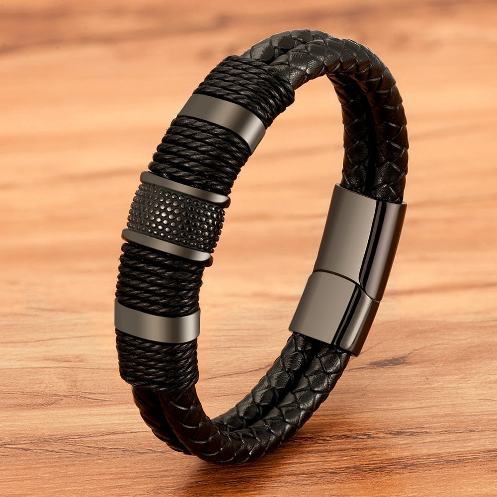 Moderne herenarmband: gevlochten leer gecombineerd met robuust roestvrijstalen detail.