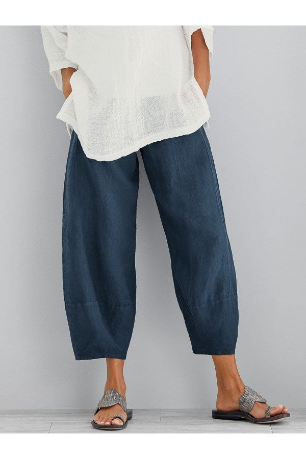 "Losvallende en ademende linnen damesbroek voor zomer, enkellange snit, licht beige kleur voor casual tot chique stijl."