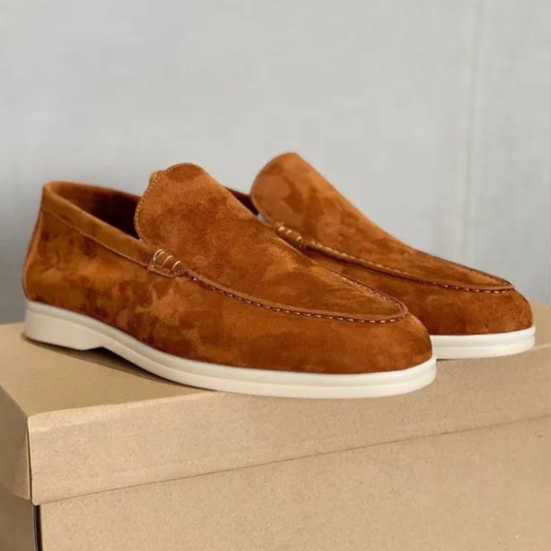 Moderne heren loafers, effen design en tijdloze elegantie. Geschikt voor zowel zakelijk als casual gebruik.