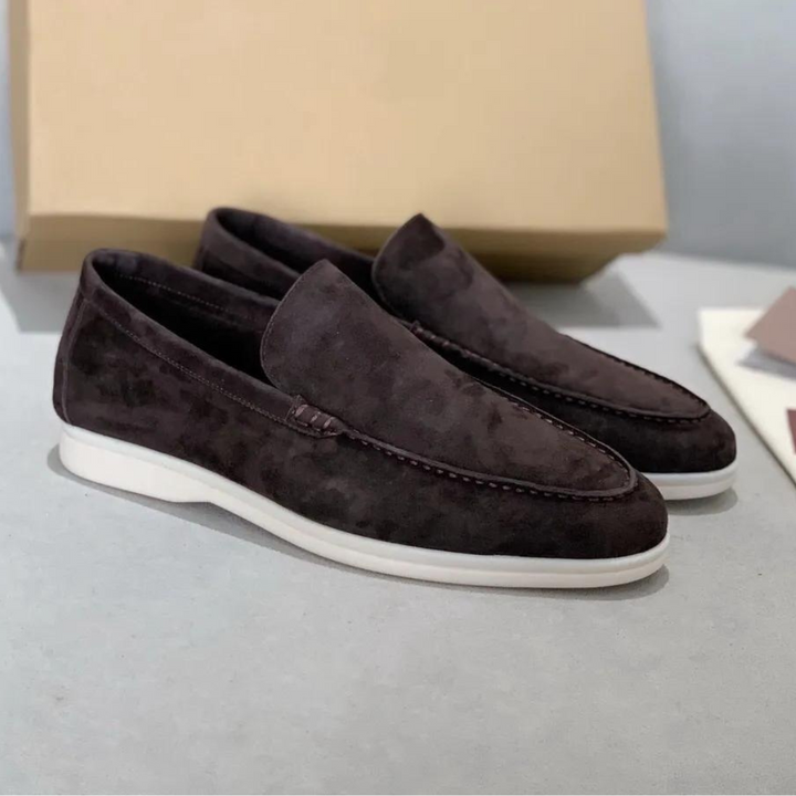 Heren nette schoenen: stijlvolle loafers met een gesloten achterkant voor een verfijnde casual chic outfit.