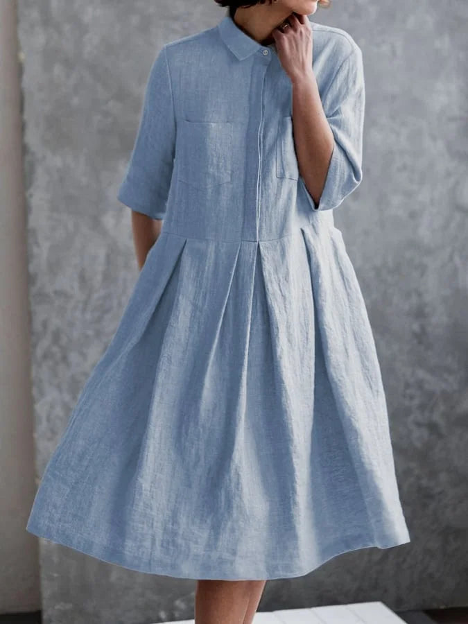Luchtige, blauwe midi shirtjurk met plooien, kraag en knoopsluiting; tijdloos en elegant voor elke gelegenheid.