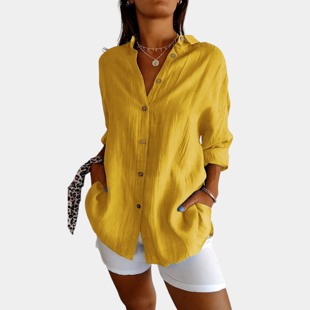 Vrouw draagt een gele damesblouse ideaal voor de zomer