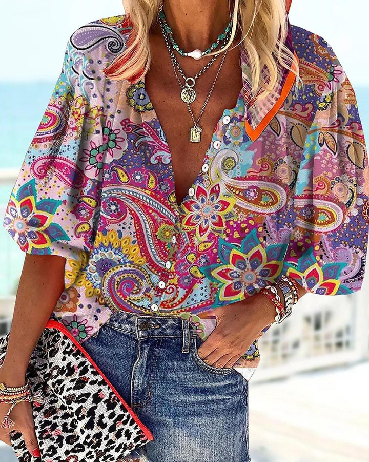 Luchtige boho-chic blouse voor dames met speelse plooien en vrolijke kleuren, perfect voor zomerse dagen.