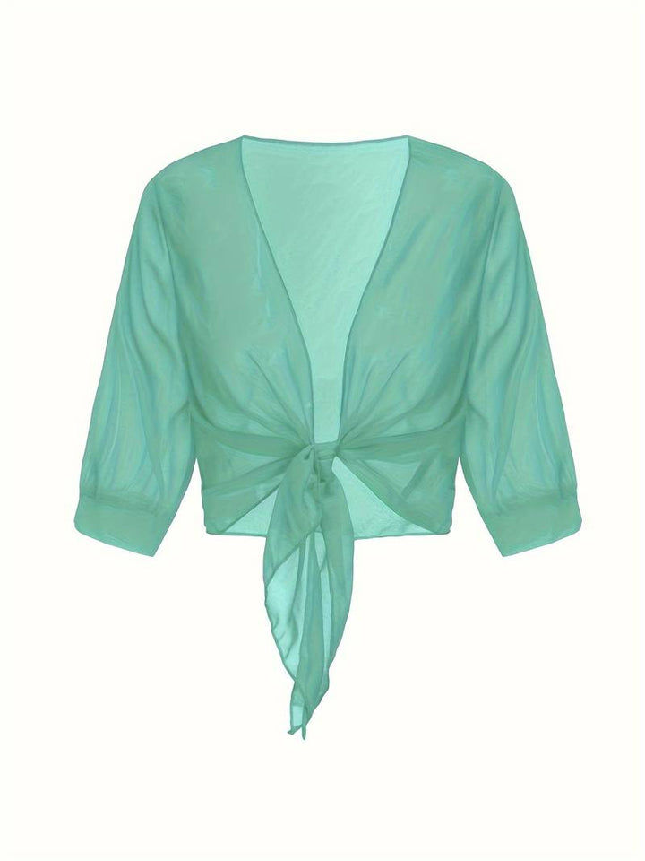 "Luchtige chiffon bolero met striksluiting en korte mouwen, elegant over zomeroutfits. Ideaal voor warme dagen en koele avond