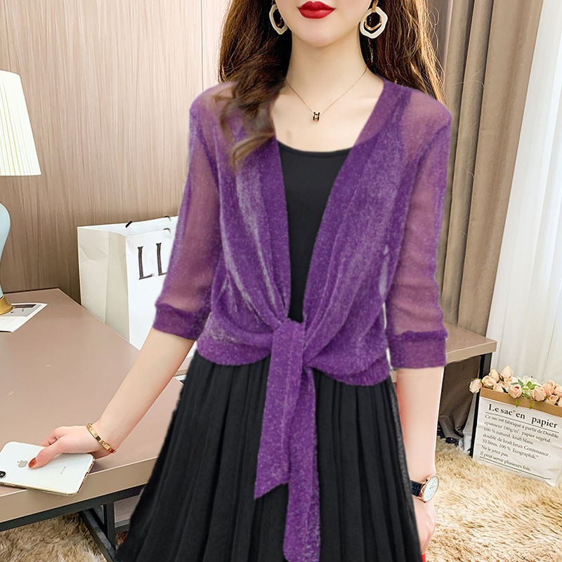 "Luchtige chiffon bolero met striksluiting en korte mouwen, elegant over zomeroutfits. Ideaal voor warme dagen en koele avond
