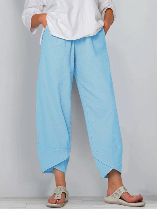 Chique minimalistische damesbroek, cropped lengte en luchtige pasvorm, perfect voor warme dagen.