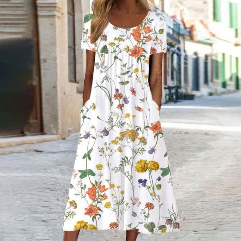 Model draagt een comfortabele, luchtige dames zomerjurk. Perfect voor casual en elegante zomerse dagen. Vrouwelijk en fris.