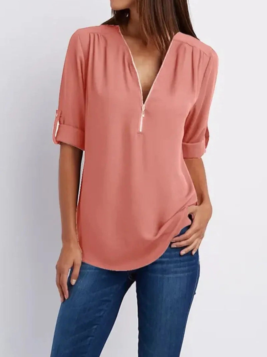 "Luchtige Emilia zomerblouse met v-hals en halve rits in zachte stof, ideaal voor casual zomeroutfits."