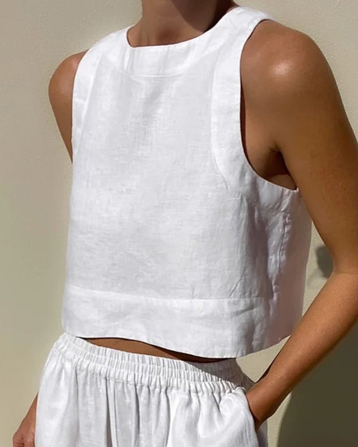 "Luchtige linnen set dames, bestaande uit een comfortabele crop top en wijde broek, perfecte zomeroutfit in neutrale tinten."