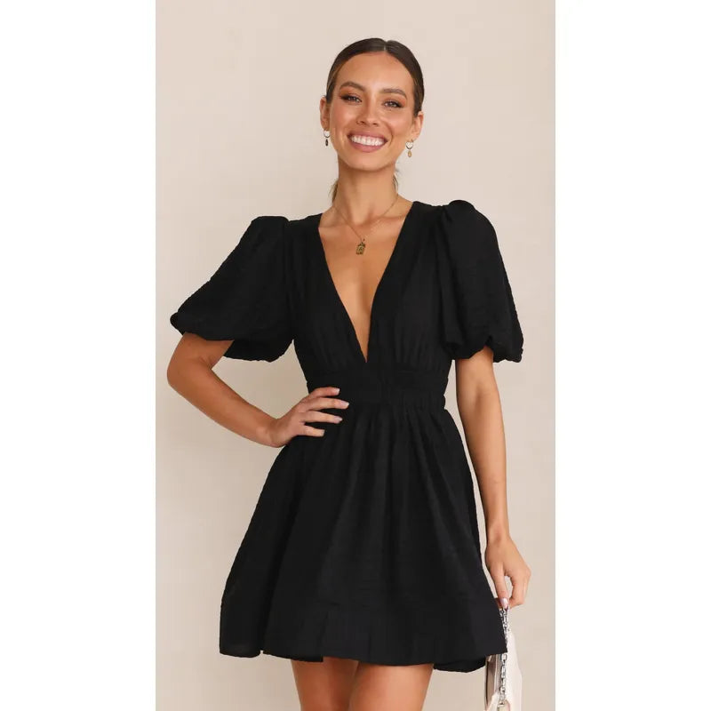 "Luchtige Luna mini jurk in zomerse kleur met flatterende pasvorm, ideale zomergarderobe aanvulling voor elegantie en comfort