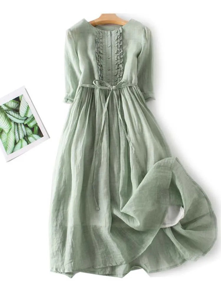 Stijlvolle dames zomerjurk, midi lengte, luchtig en comfortabel; ideaal als strandjurk of vakantieoutfit.