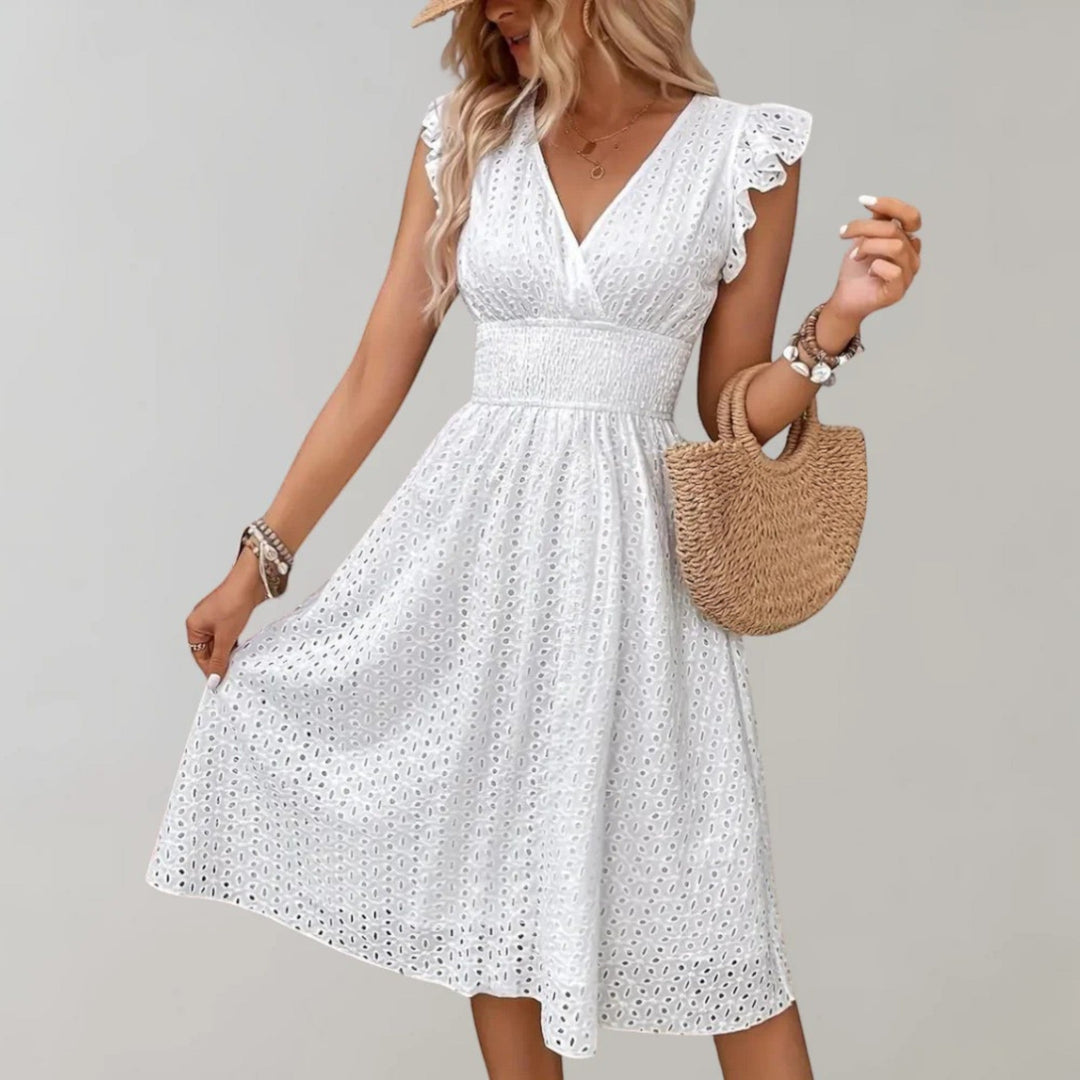 "Luchtige midi zomerjurk voor dames met V-hals, flatterende taille en vlindermouwen voor een elegante zomerse look."