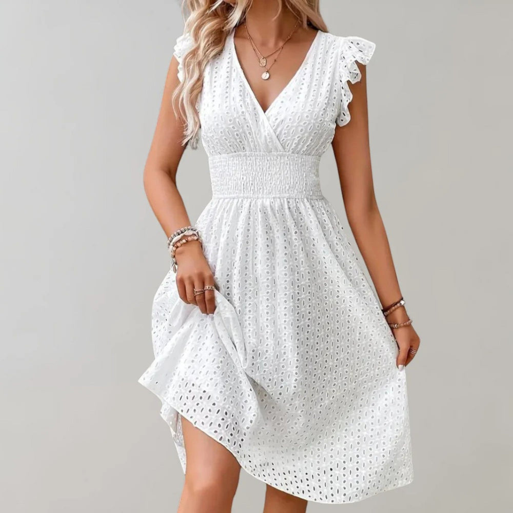 "Luchtige midi zomerjurk voor dames met V-hals, flatterende taille en vlindermouwen voor een elegante zomerse look."