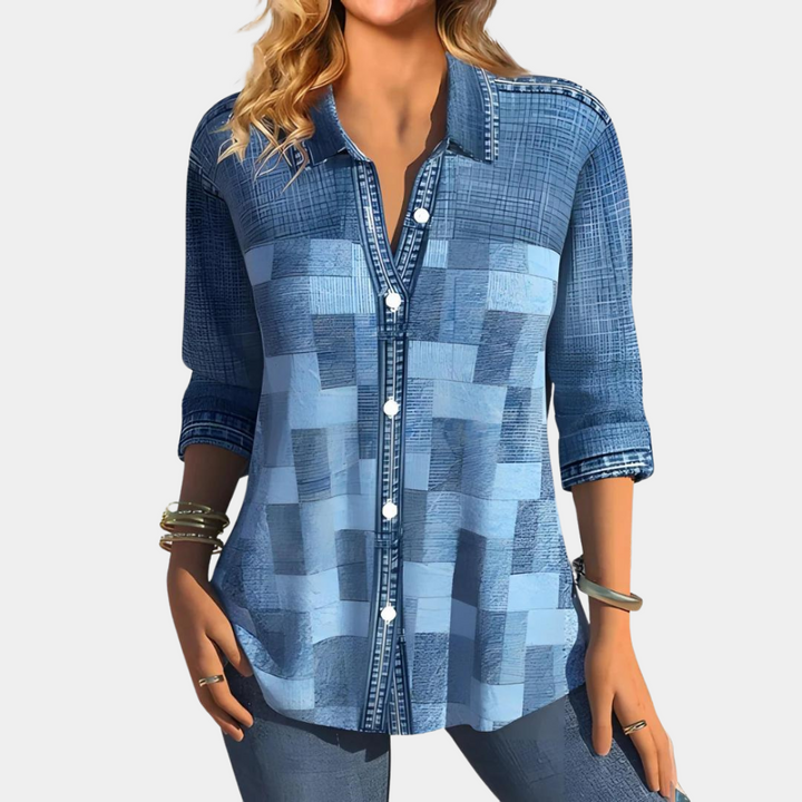 Luchtige zomerse damesblouse, blauwe tint, klassieke knoopsluiting, ademend materiaal, elegant en stijlvol, tops & shirts.
