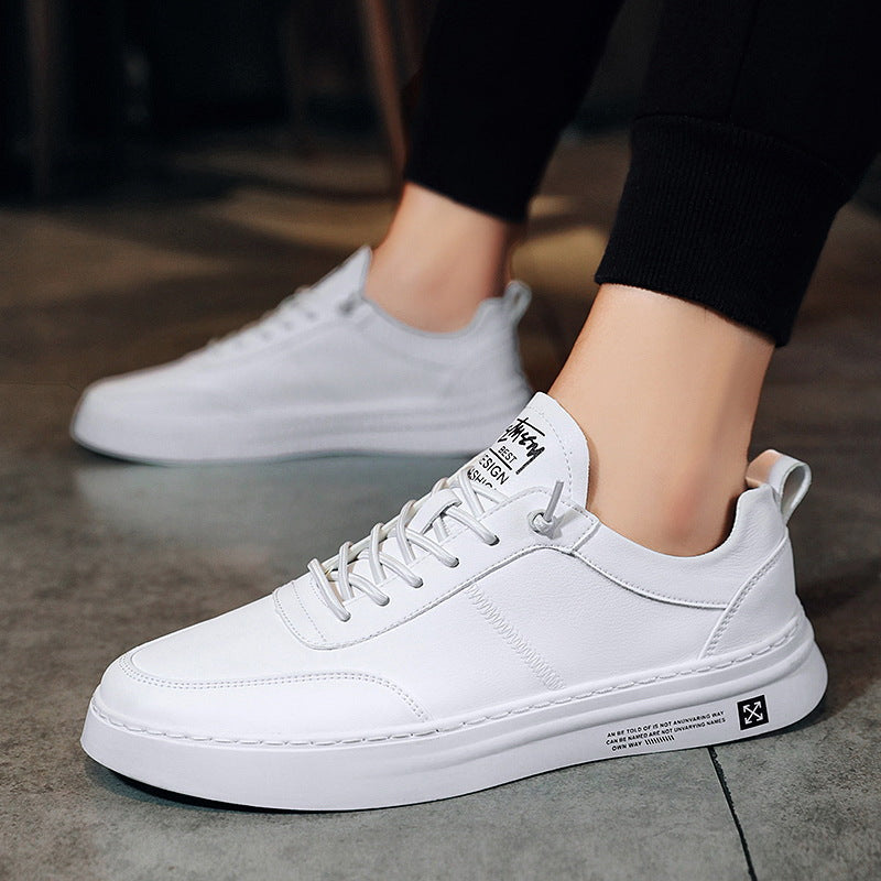 Luuk ademende heren sneakers in wit gedragen onder een zwarte broek
