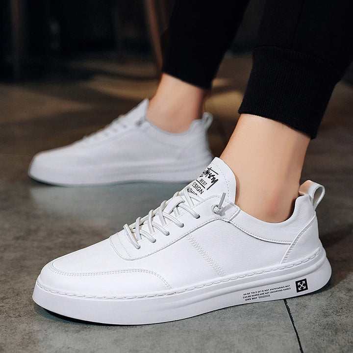 Luuk ademende heren sneakers in wit gedragen onder een zwarte broek