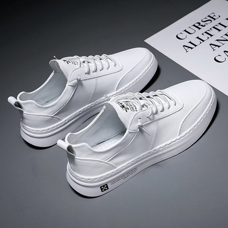 Witte Luuk heren sneakers van bovenaf gefotografeerd op een donkere achtergrond