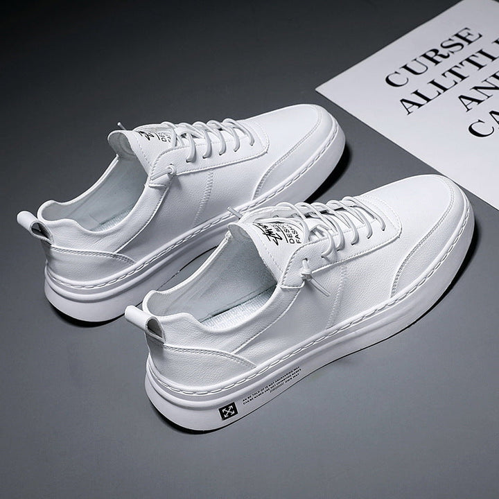 Witte Luuk heren sneakers van bovenaf gefotografeerd op een donkere achtergrond