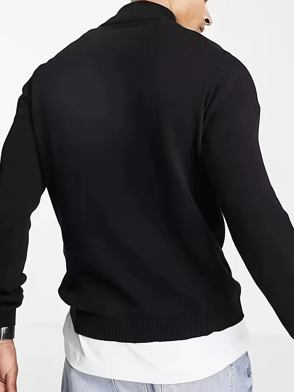 Zwarte herentrui met comfortabele col en halve rits, ideaal voor herfst en winter.
