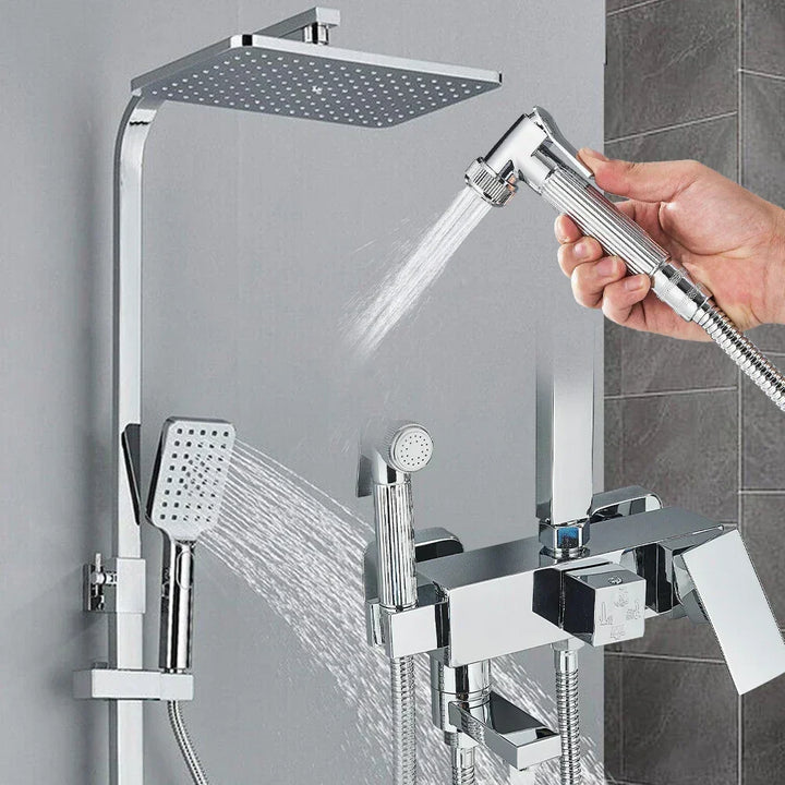 "Luxe AquaFlow doucheset met messing mengkraan en regen douchekop, glimmende chroomafwerking, elegant ontwerp."