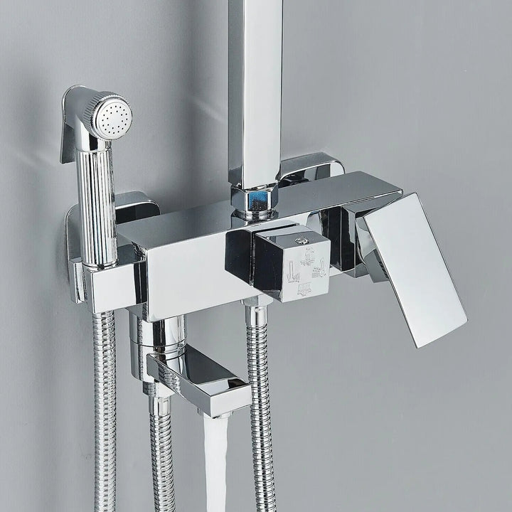 "Luxe AquaFlow doucheset met messing mengkraan en regen douchekop, glimmende chroomafwerking, elegant ontwerp."