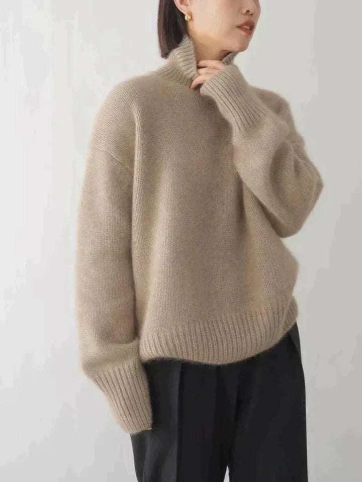 "Luxe beige kasjmier coltrui voor dames, warme en stijlvolle trui, tijdloos ontwerp, lichte en zachte stoffen."