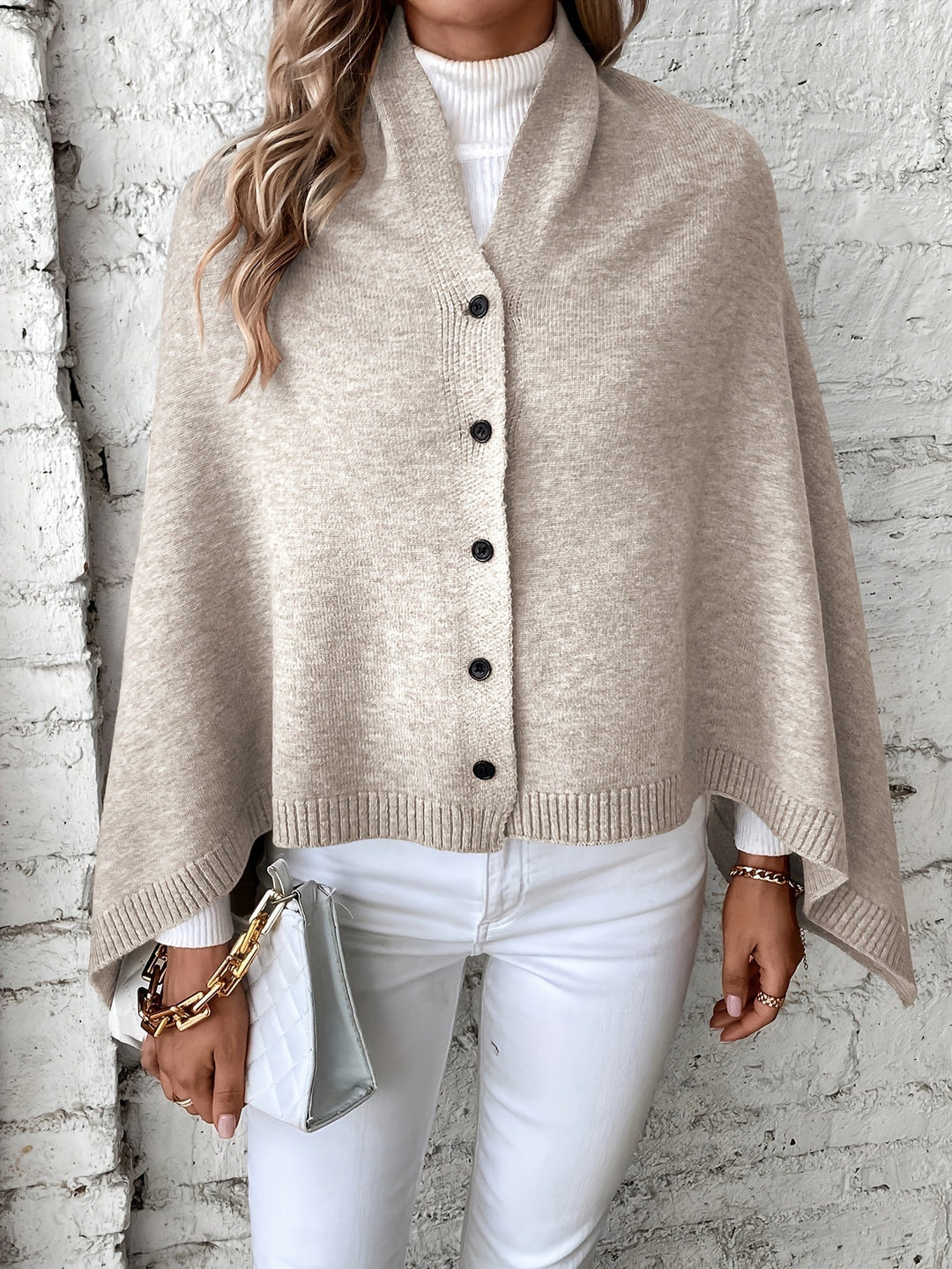 "Luxe dames poncho met elegante knoopsluiting, zacht ademend materiaal, perfect voor casual en formele outfits."