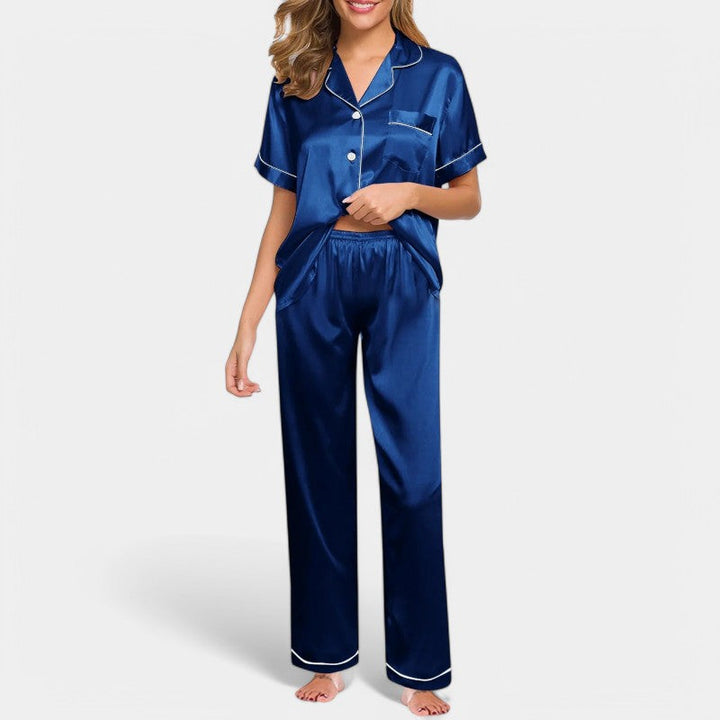 "Luxe damespyjama van zijden satijn, elegant ontwerp met lange mouwen, zijdeachtige glans voor ultiem comfort en stijl."