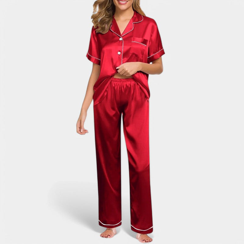 "Luxe damespyjama van zijden satijn, elegant ontwerp met lange mouwen, zijdeachtige glans voor ultiem comfort en stijl."