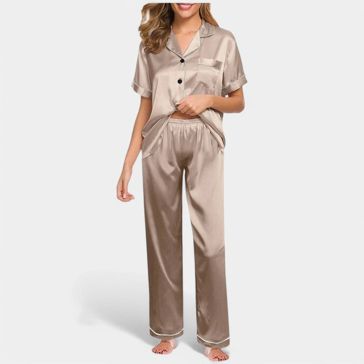 "Luxe damespyjama van zijden satijn, elegant ontwerp met lange mouwen, zijdeachtige glans voor ultiem comfort en stijl."