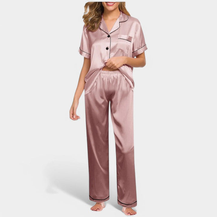 "Luxe damespyjama van zijden satijn, elegant ontwerp met lange mouwen, zijdeachtige glans voor ultiem comfort en stijl."