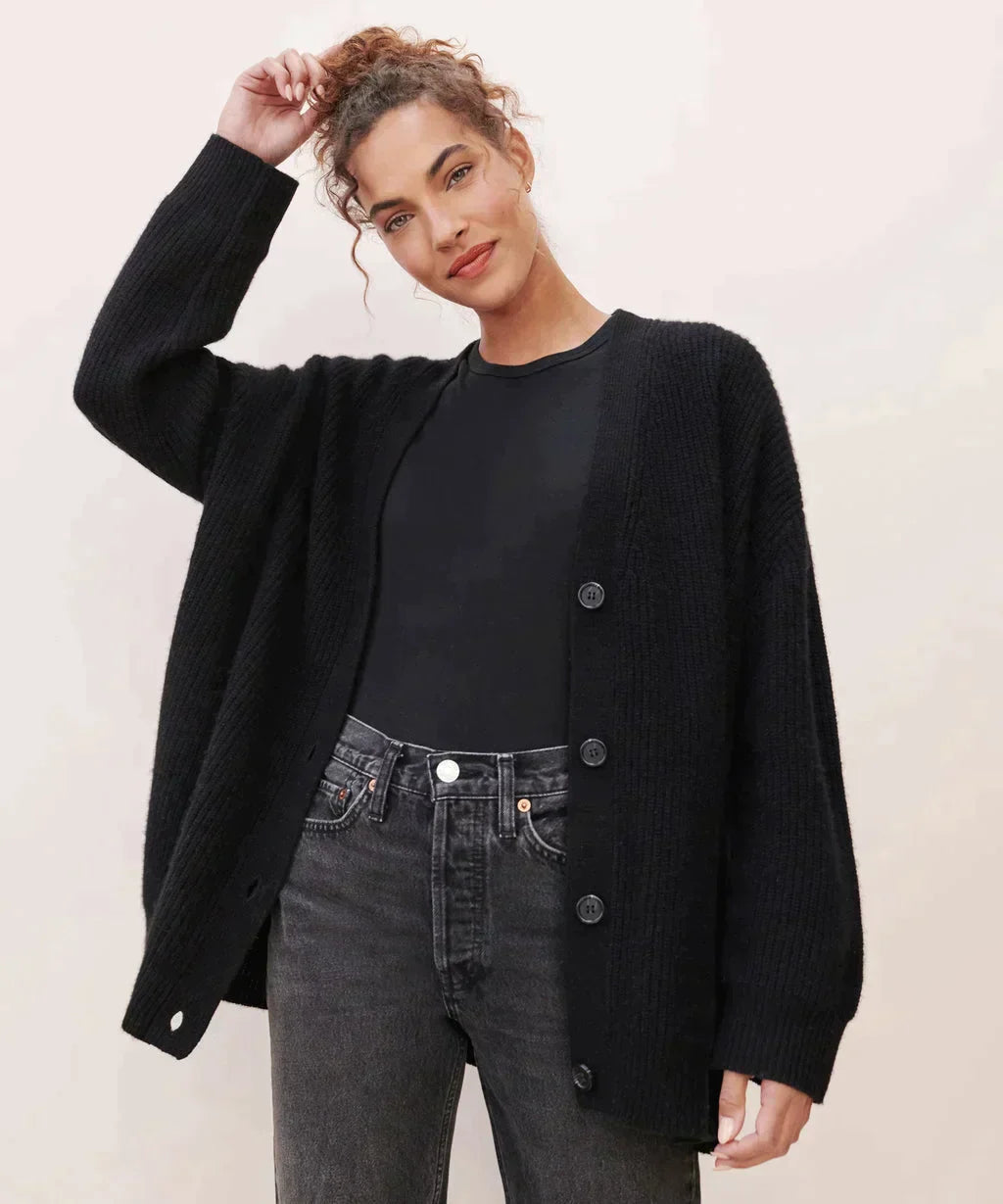 Warm en luxe damesvest, essentiële bovenkleding voor comfortabele wintermode. Chic en tijdloos ontwerp.