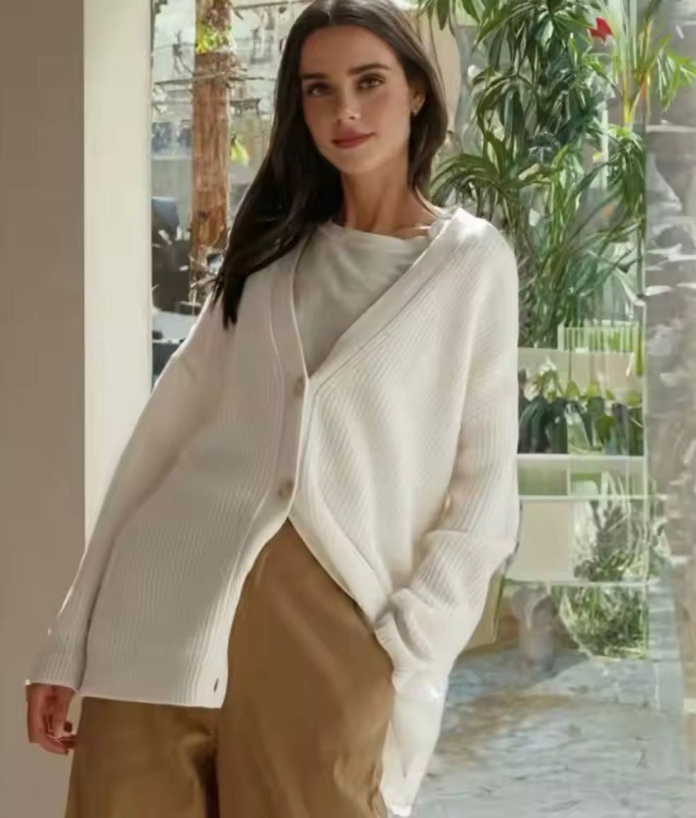 Dit luxe damesvest combineert comfort met tijdloze elegantie. Essentiële bovenkleding voor een chique en warme look.