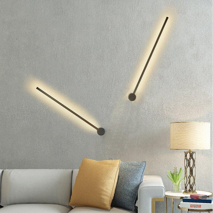Luxe dimbare wandlamp van zwart aluminium, moderne LED-verlichting met afstandsbediening voor sfeervol interieur.
