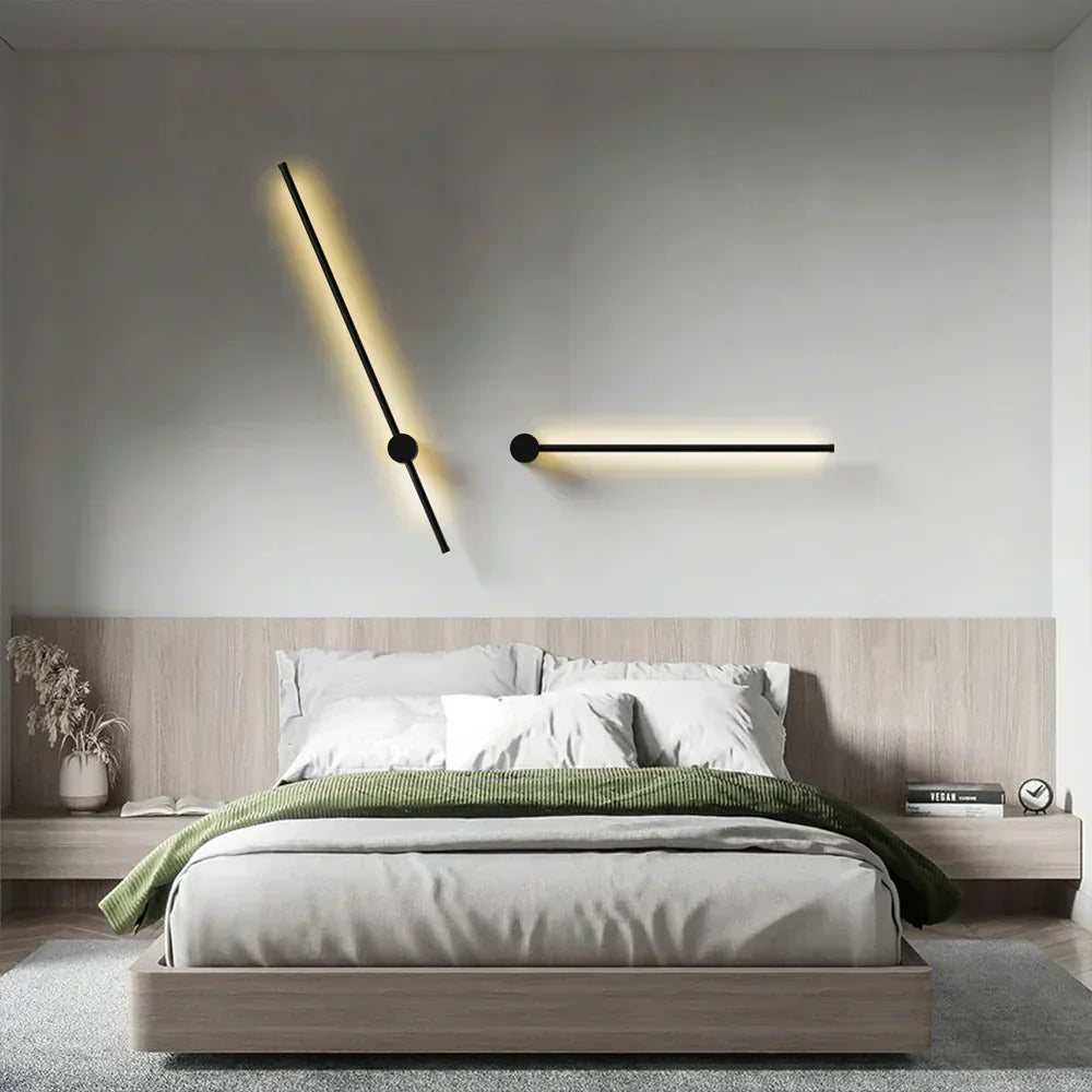 Luxe dimbare wandlamp van zwart aluminium, moderne LED-verlichting met afstandsbediening voor sfeervol interieur.