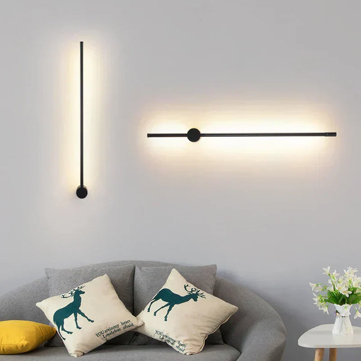 Luxe dimbare wandlamp van zwart aluminium, moderne LED-verlichting met afstandsbediening voor sfeervol interieur.