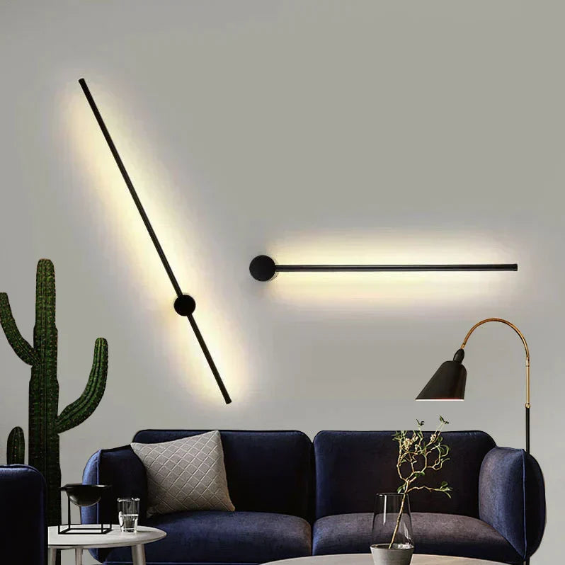 Luxe dimbare wandlamp van zwart aluminium, moderne LED-verlichting met afstandsbediening voor sfeervol interieur.