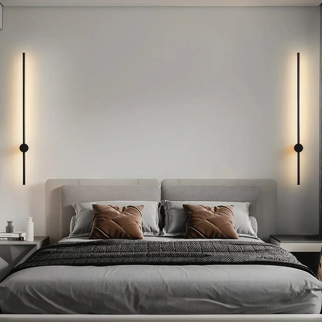 Luxe dimbare wandlamp van zwart aluminium, moderne LED-verlichting met afstandsbediening voor sfeervol interieur.