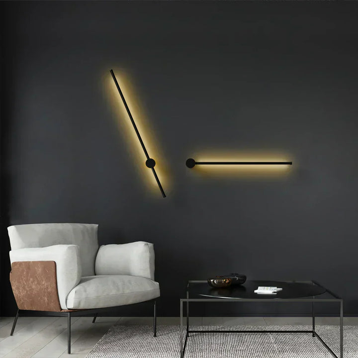 Luxe dimbare wandlamp van zwart aluminium, moderne LED-verlichting met afstandsbediening voor sfeervol interieur.