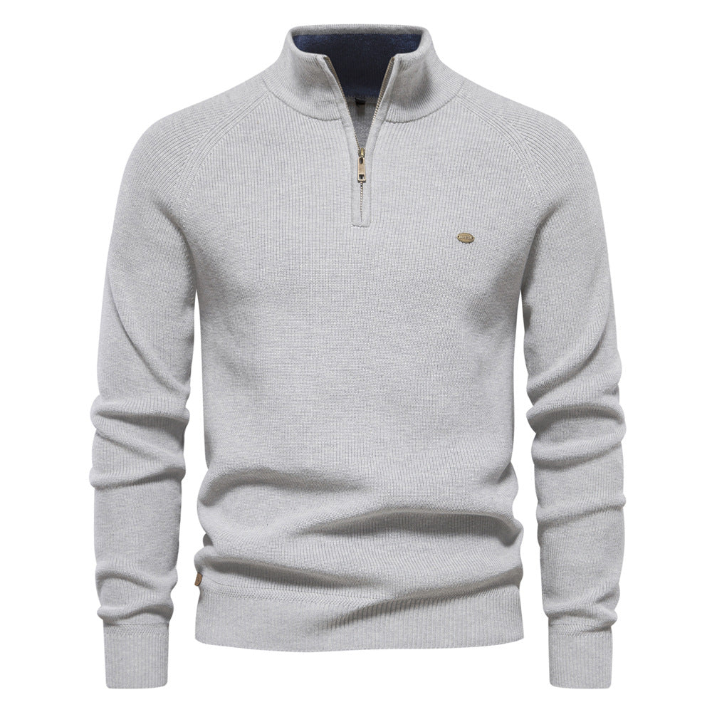 Detail van de hoogwaardige ritssluiting en opstaande kraag van de comfortabele halfzip herentrui.