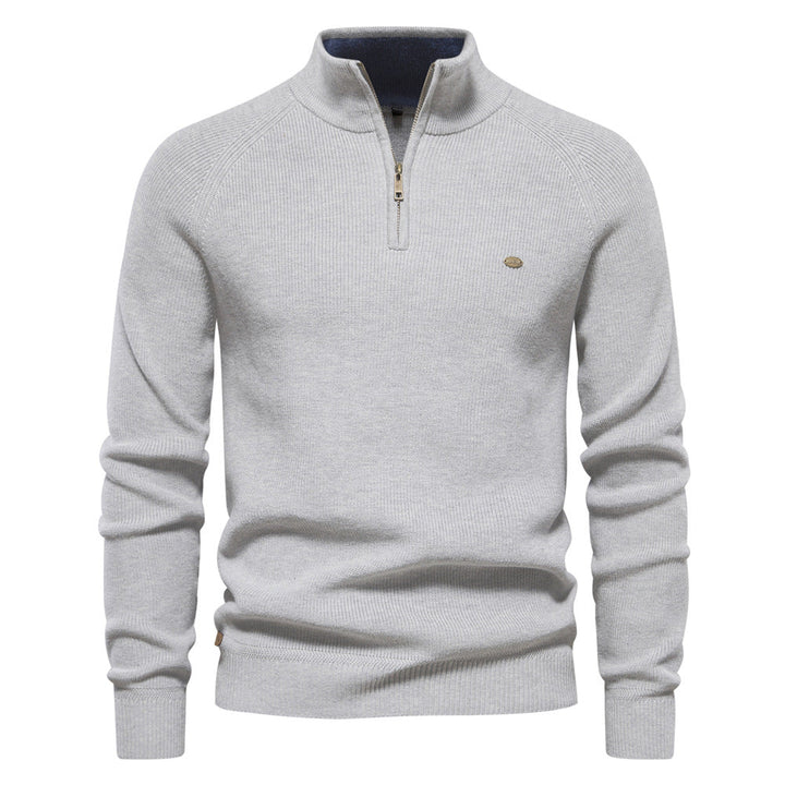 Detail van de hoogwaardige ritssluiting en opstaande kraag van de comfortabele halfzip herentrui.