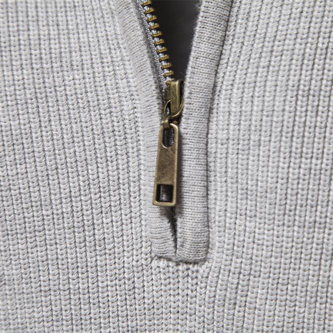 Zachte en comfortabele stoftextuur van de luxe herentrui met halfzip, ideaal voor herfst- en wintermode.