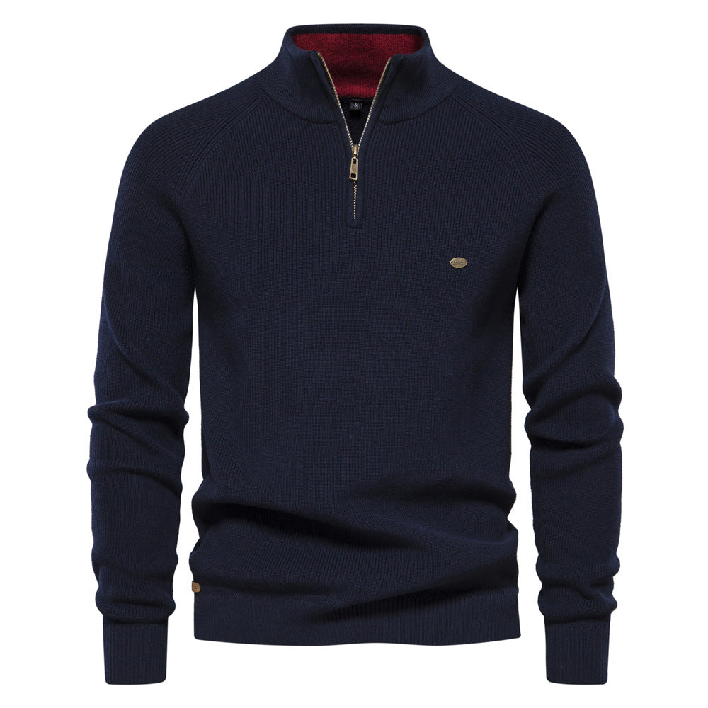 Man draagt stijlvolle halfzip herentrui met comfortabele pasvorm voor een casual, relaxte winterlook.