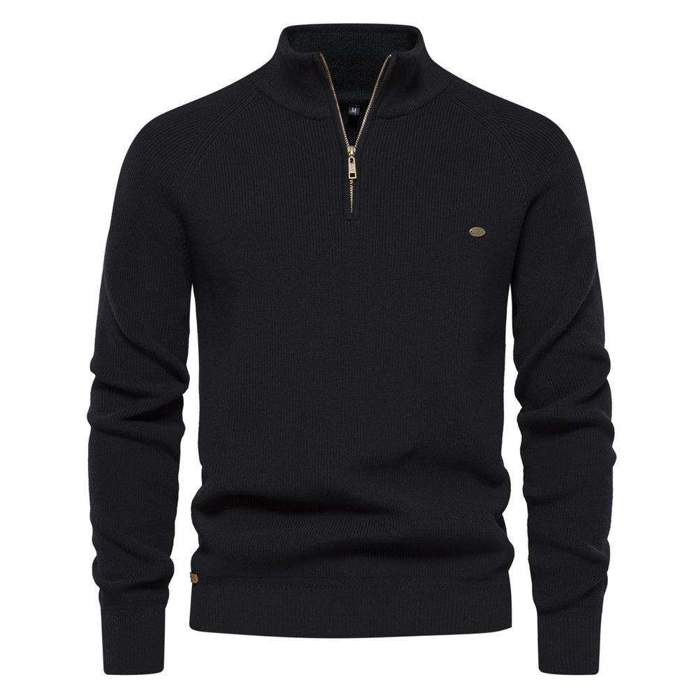 Elegante heren halfzip trui gedragen met nette broek, perfect voor een verfijnde zakelijke of avondoutfit.