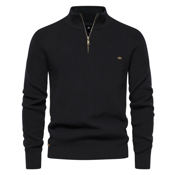 Elegante heren halfzip trui gedragen met nette broek, perfect voor een verfijnde zakelijke of avondoutfit.