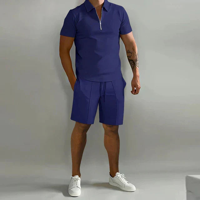 "Luxe heren zomerset: stijlvolle polo en short in donkerblauw, ideaal voor warme dagen, elegant en comfortabel."