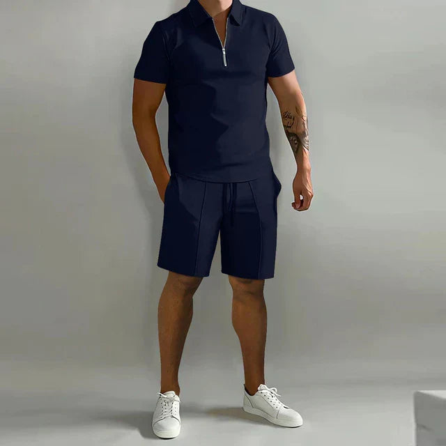 "Luxe heren zomerset: stijlvolle polo en short in donkerblauw, ideaal voor warme dagen, elegant en comfortabel."